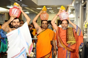 AT 4 HTA_Priests carrying kalasas for Siva Linga Abhishekam 340.jpg